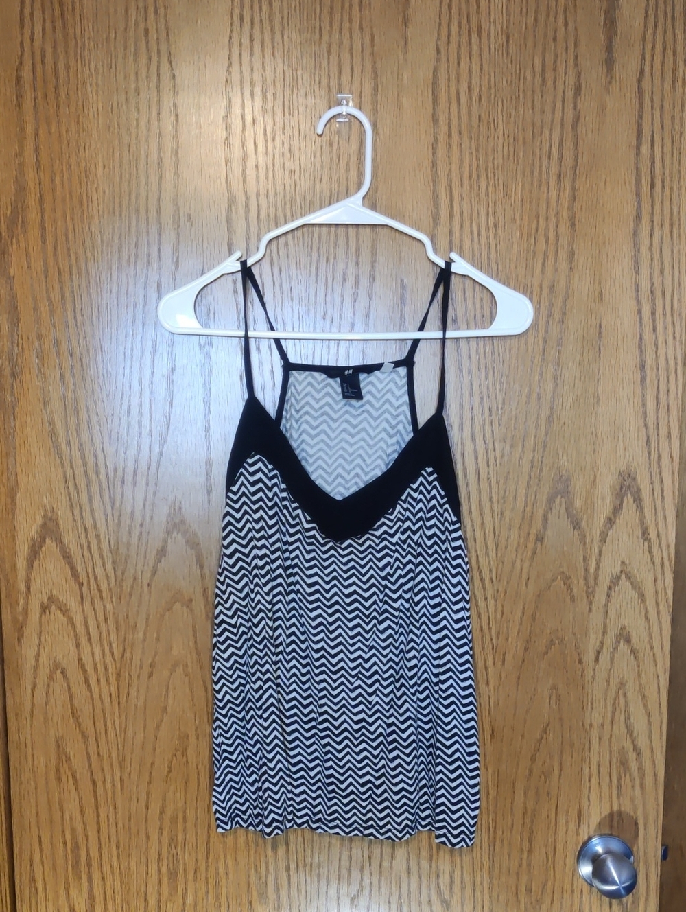 ( 💖 4/20 )  H&M Black & White Chevron Spaghetti Strap Cami